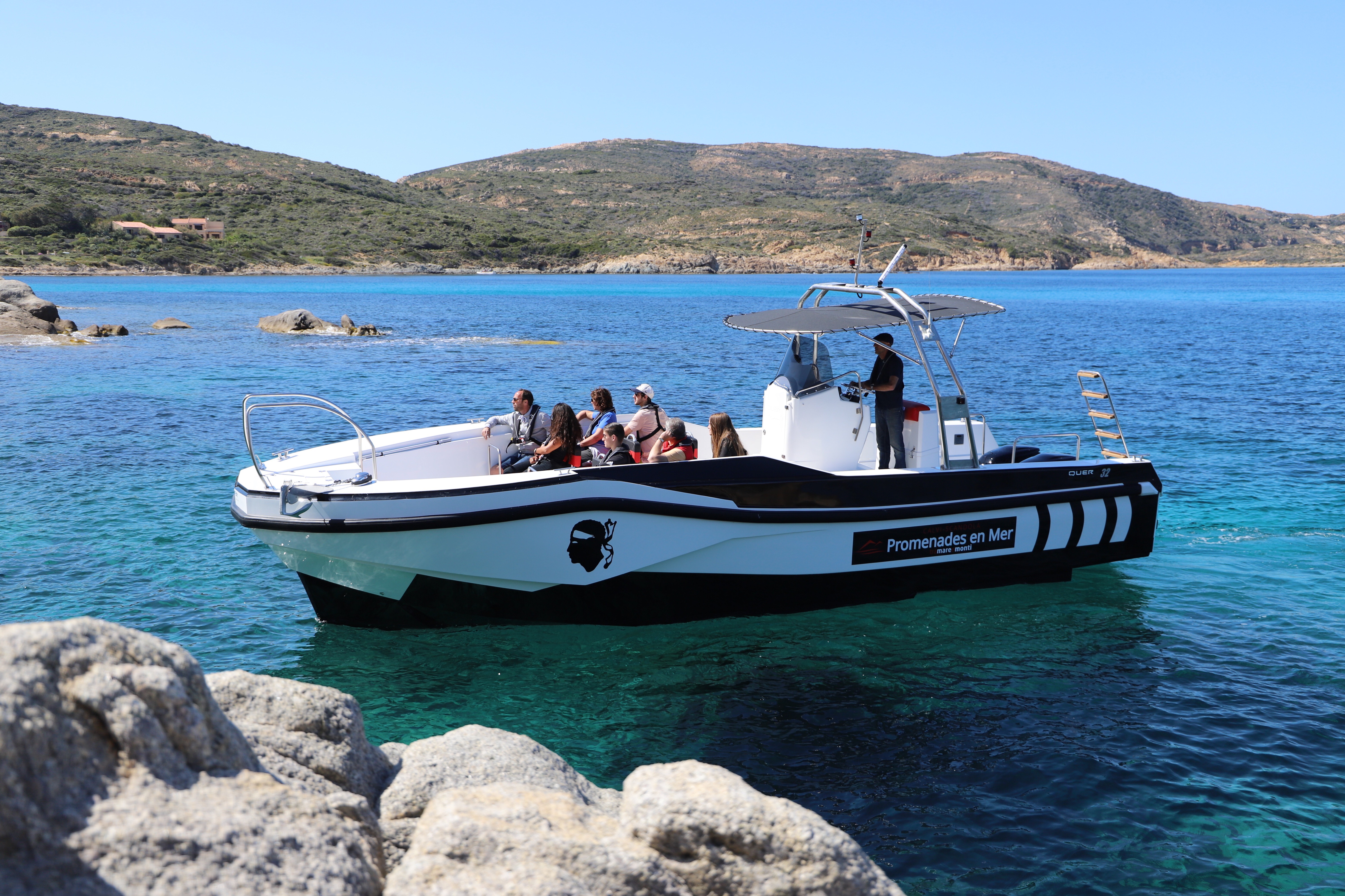Bateau de promenade en mer de 10 mètres avec skipper et carburant inclus